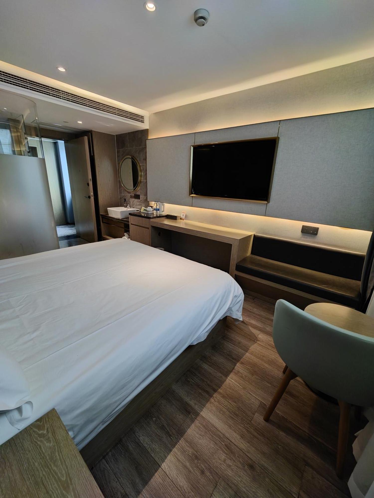 Weiting Jing'an Temple Nanjing West Road Subway Station Branch Hotel 2*