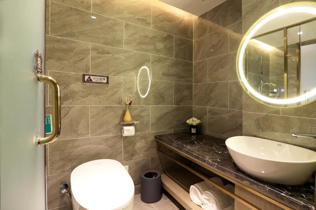 Weiting Jing'an Temple Nanjing West Road Subway Station Branch Hotel 2*